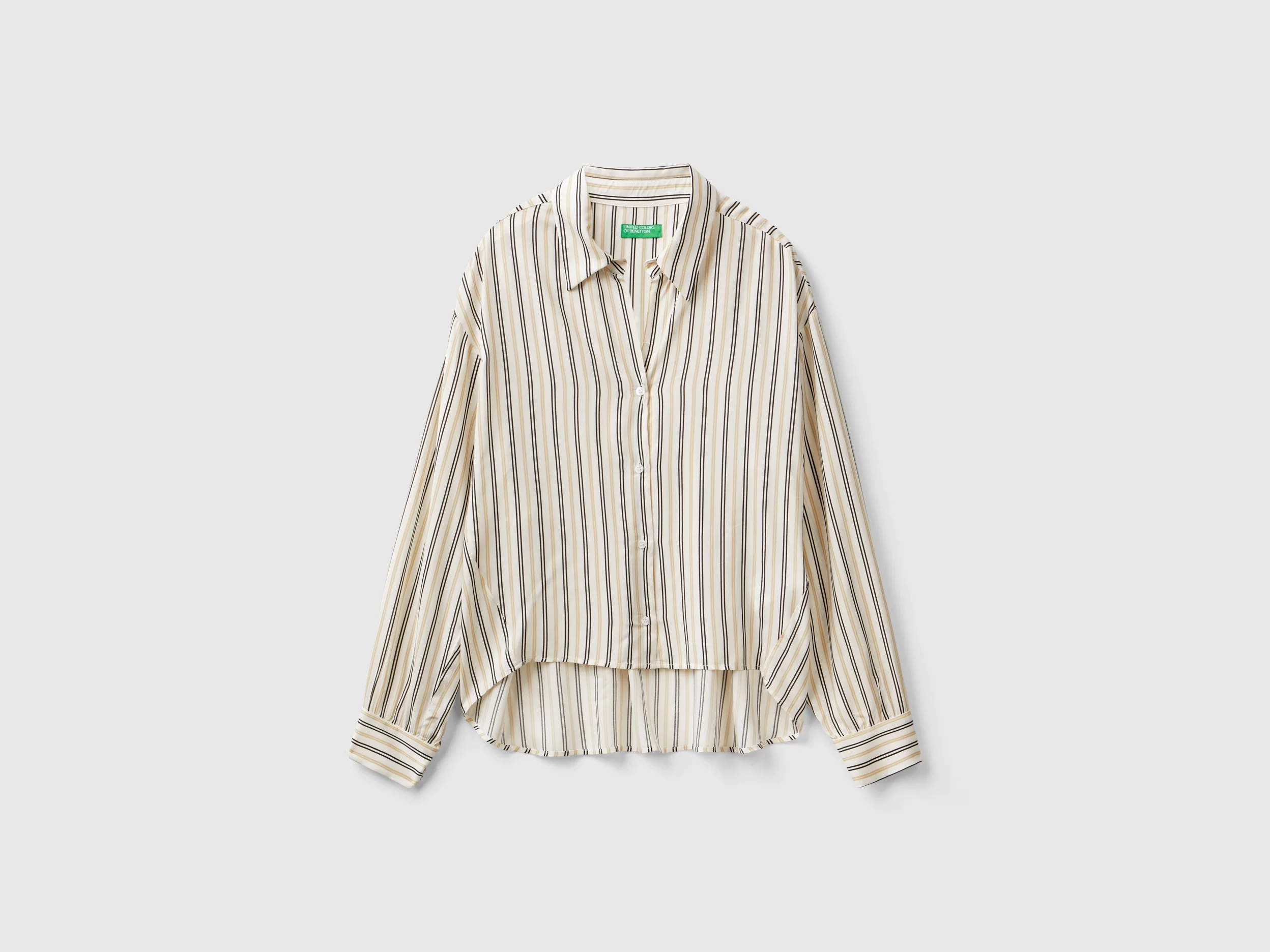 Camicia a righe con scollo a V