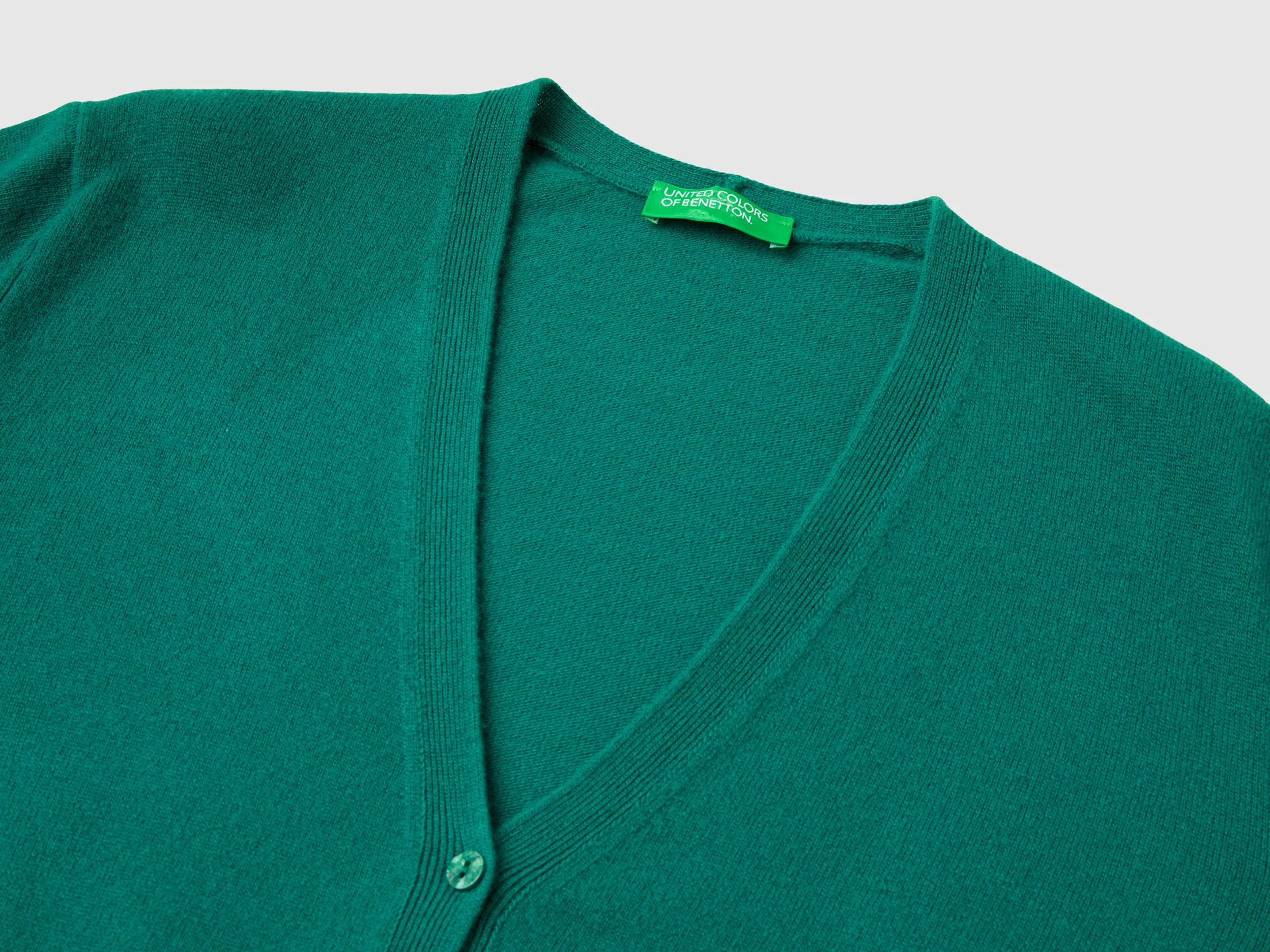 Cardigan scollo a V verde bosco in pura lana Merino - Image 3