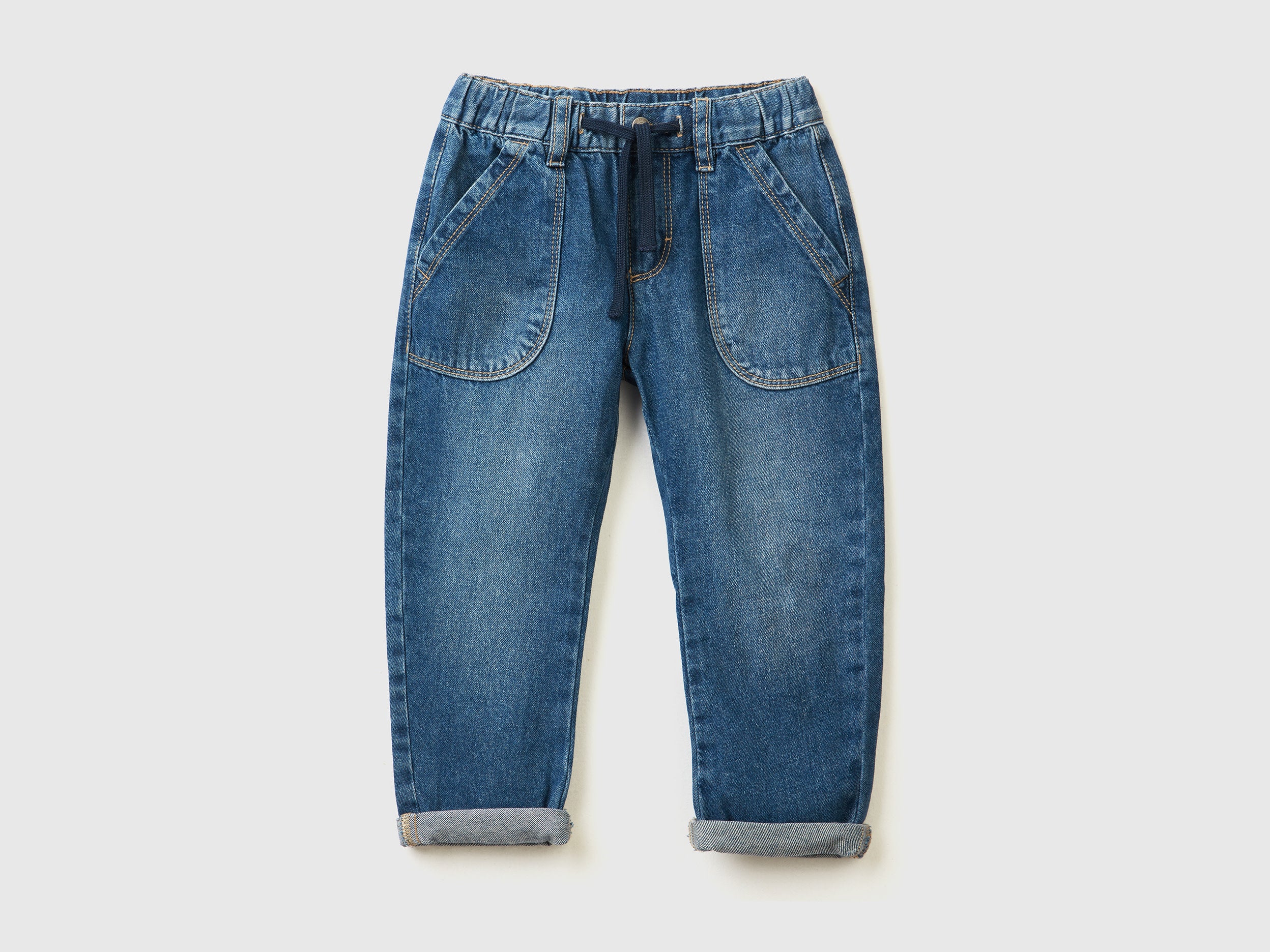 Jeans 100% cotone con maxi tasche