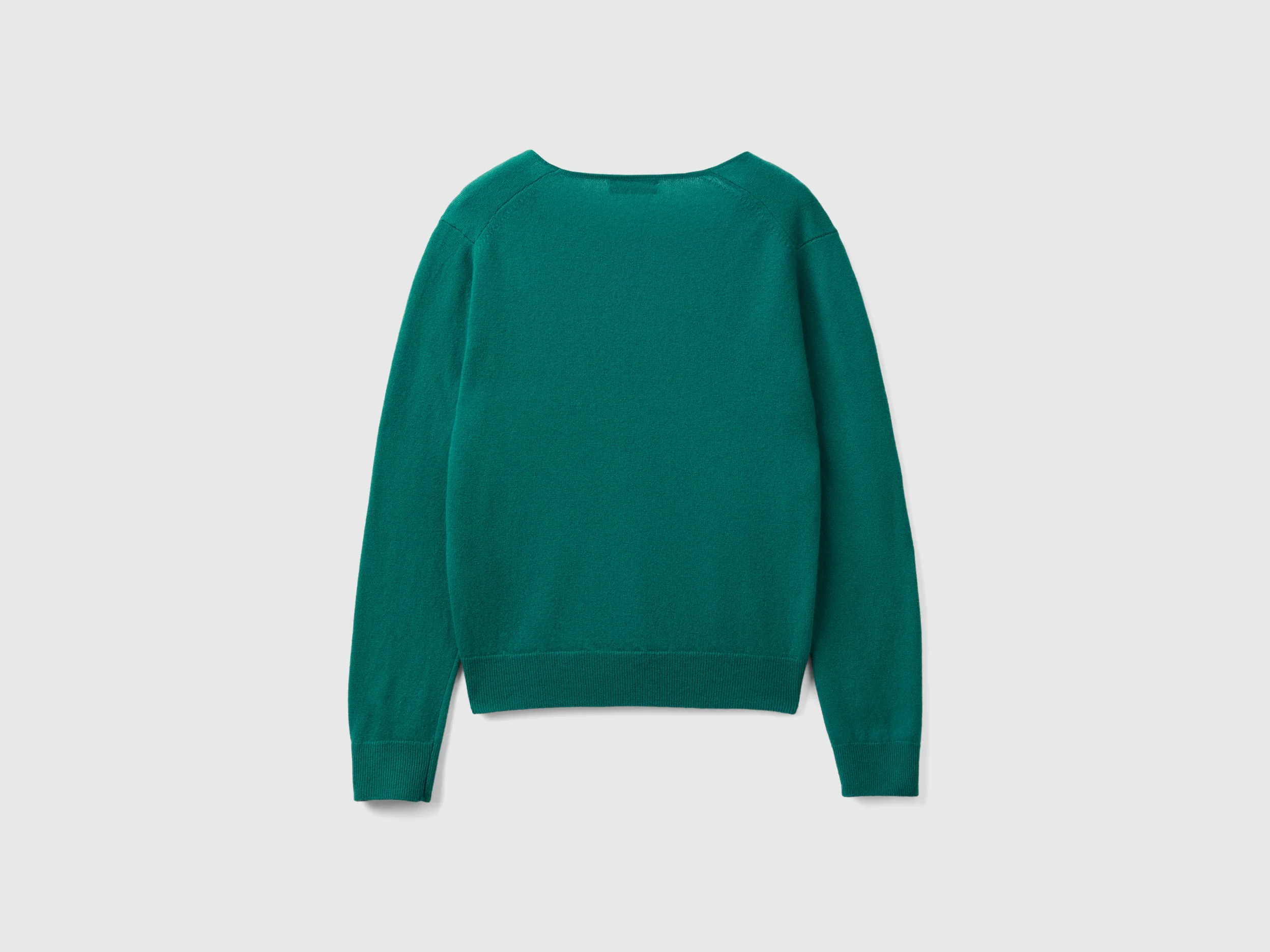 Maglione verde bosco con scollo a V in pura lana Merino - Image 2