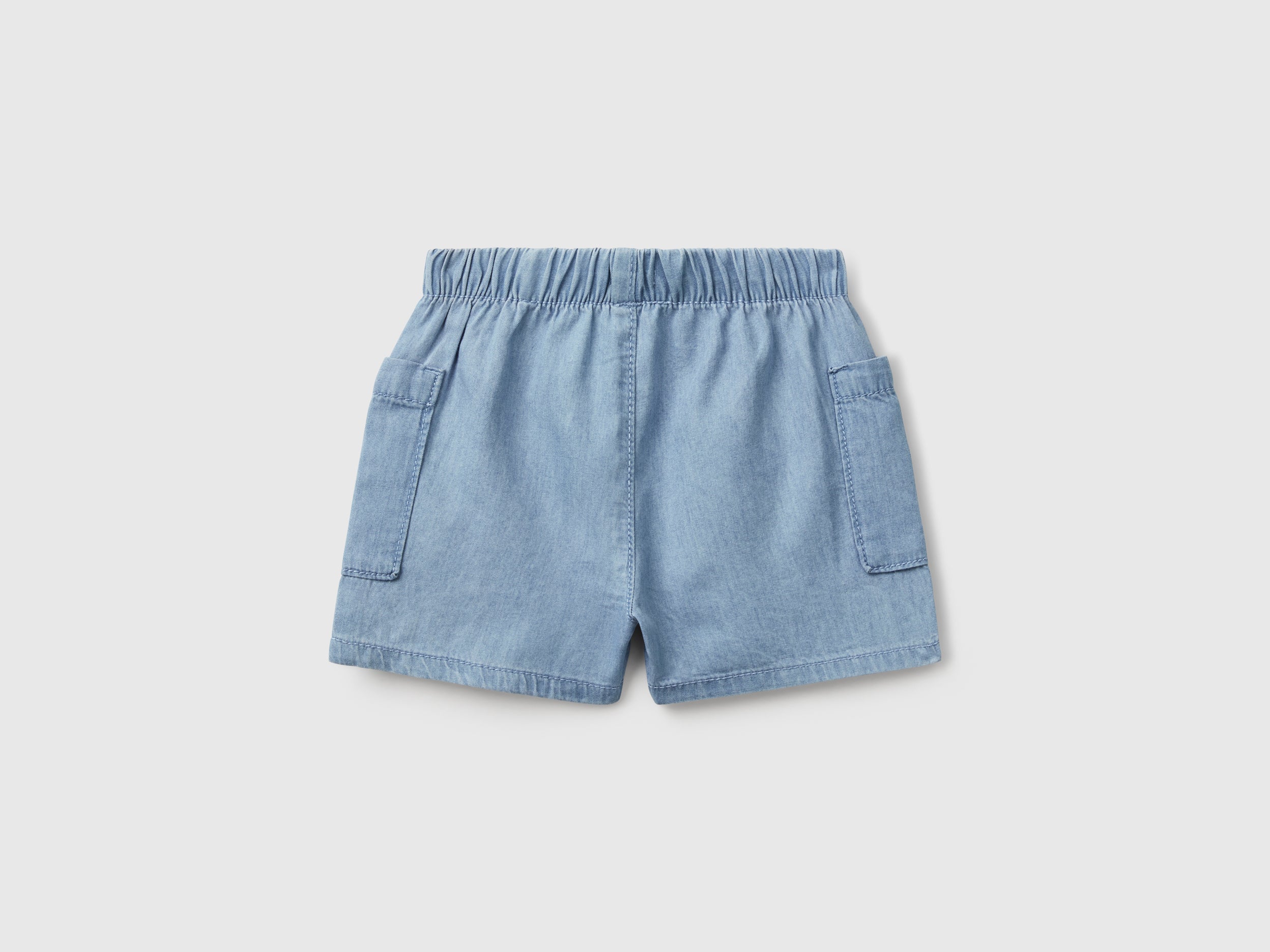 Pantaloni corti in jeans leggero - Image 2