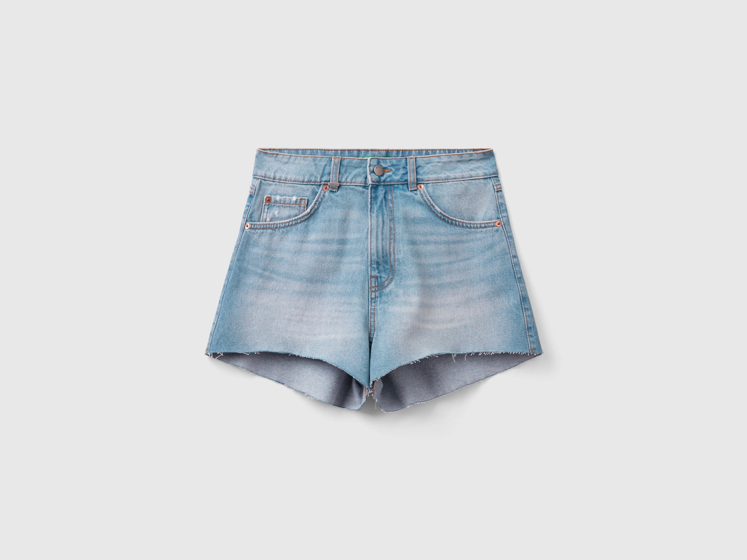 Shorts sfrangiati in misto cotone riciclato