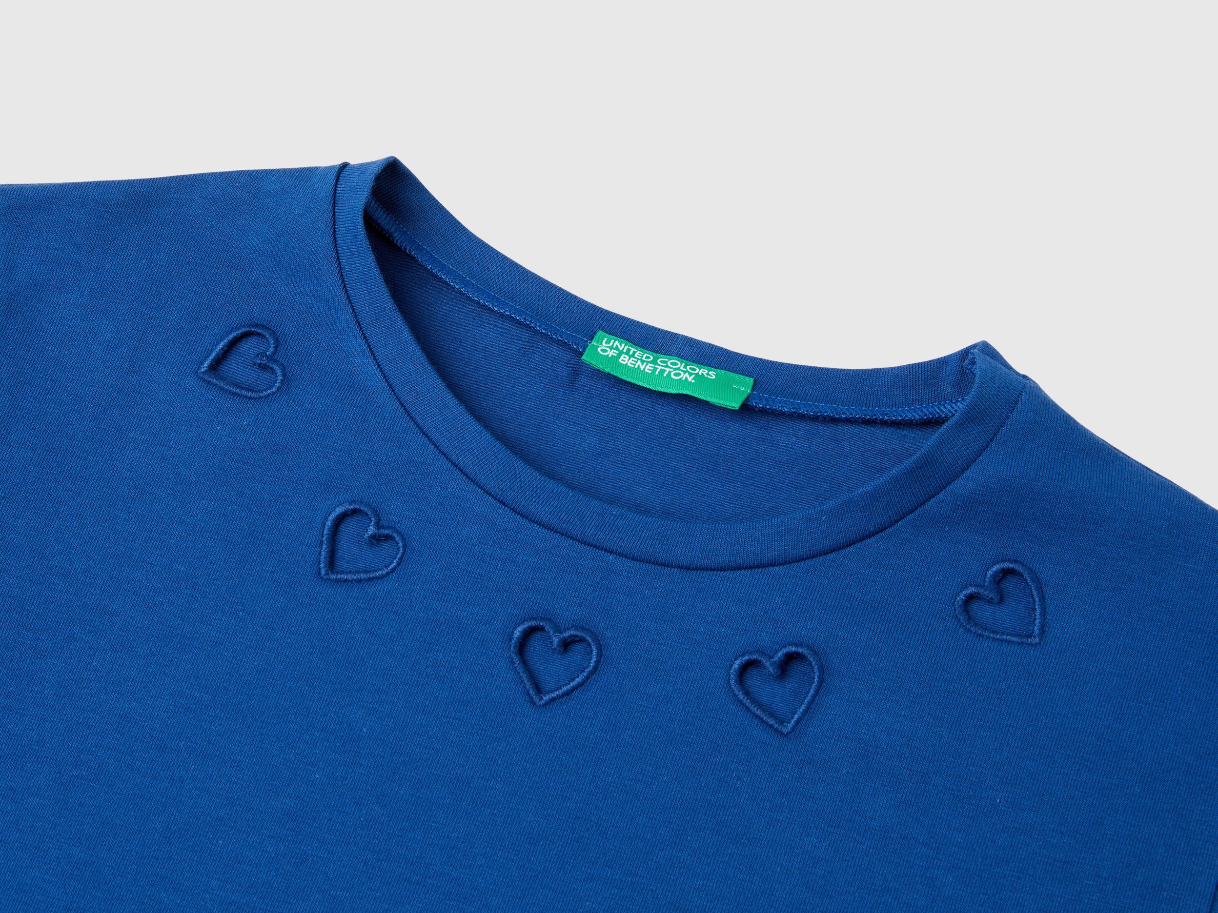 T-shirt con cuori cut out - Image 3