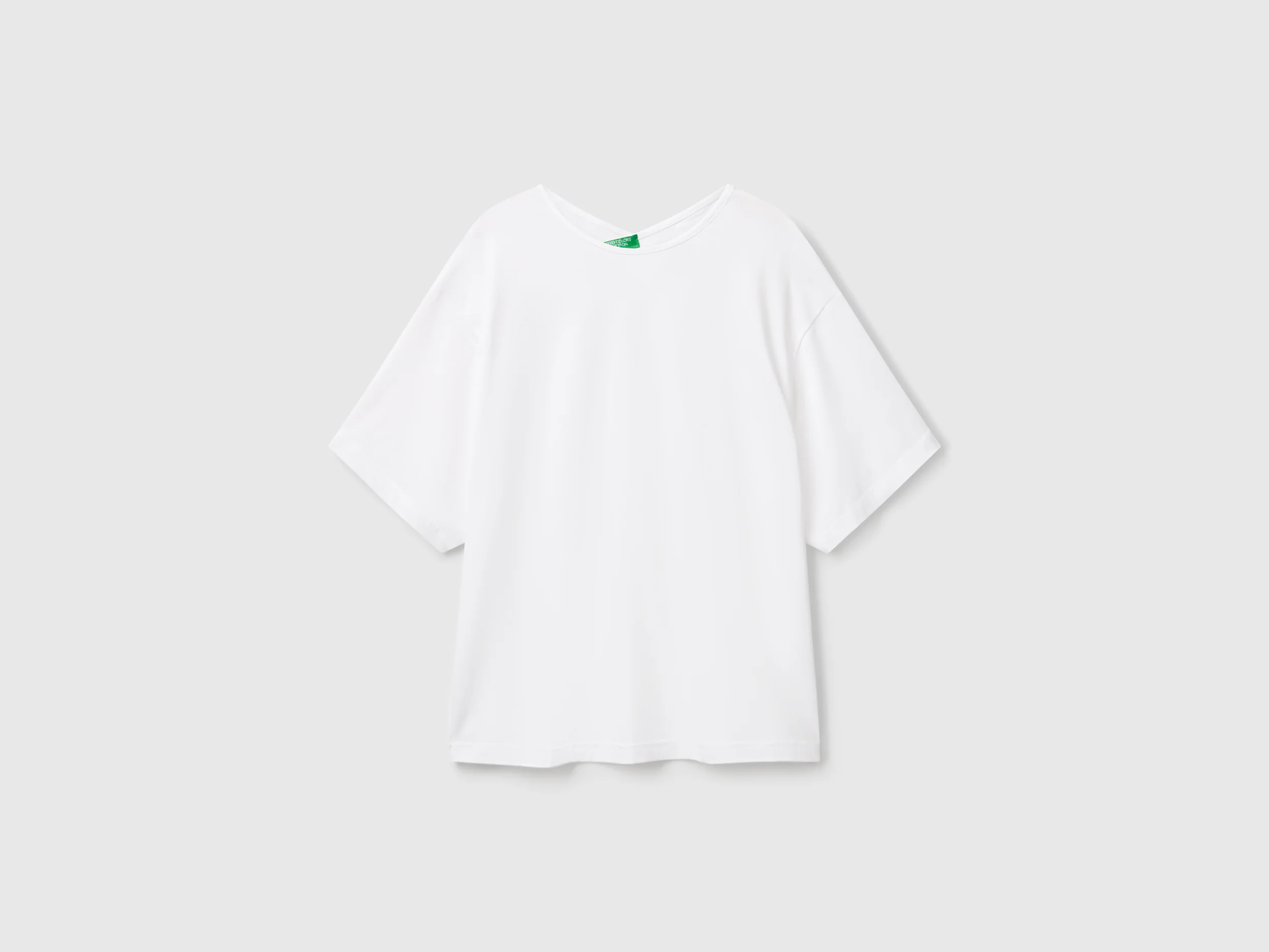 T-shirt con incrocio sul retro