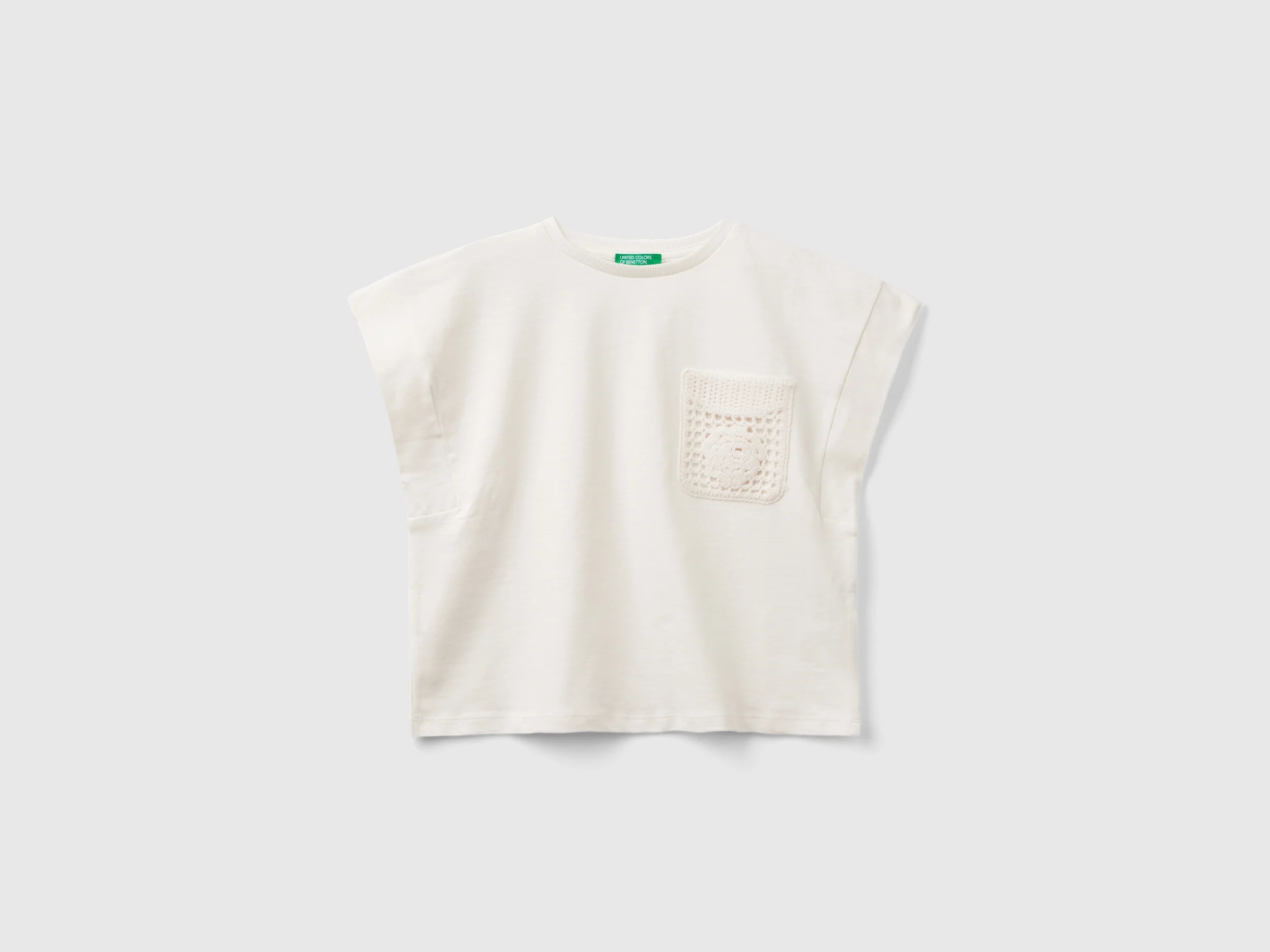T-shirt con patch macramè