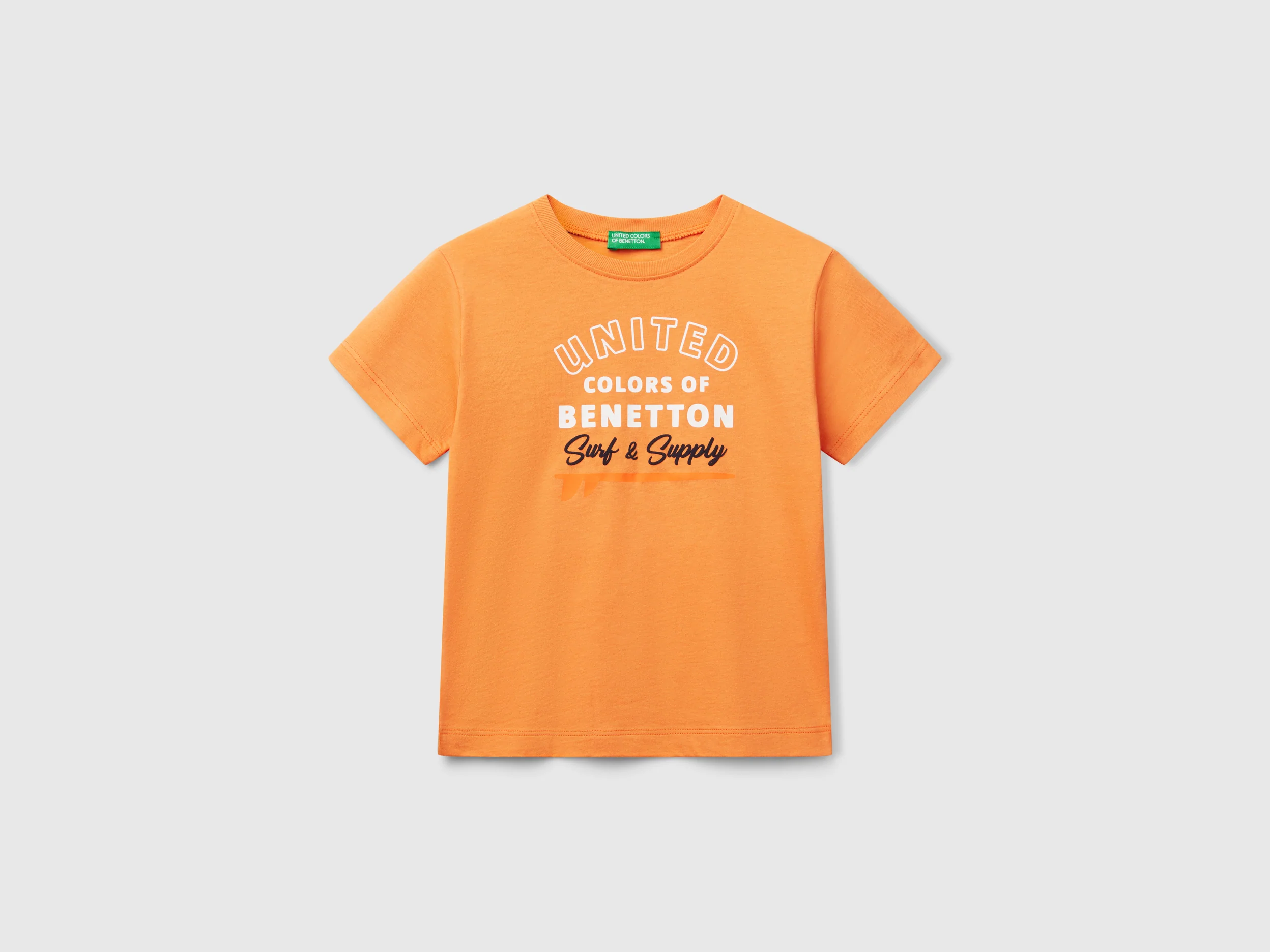 T-shirt con stampa e applicazione