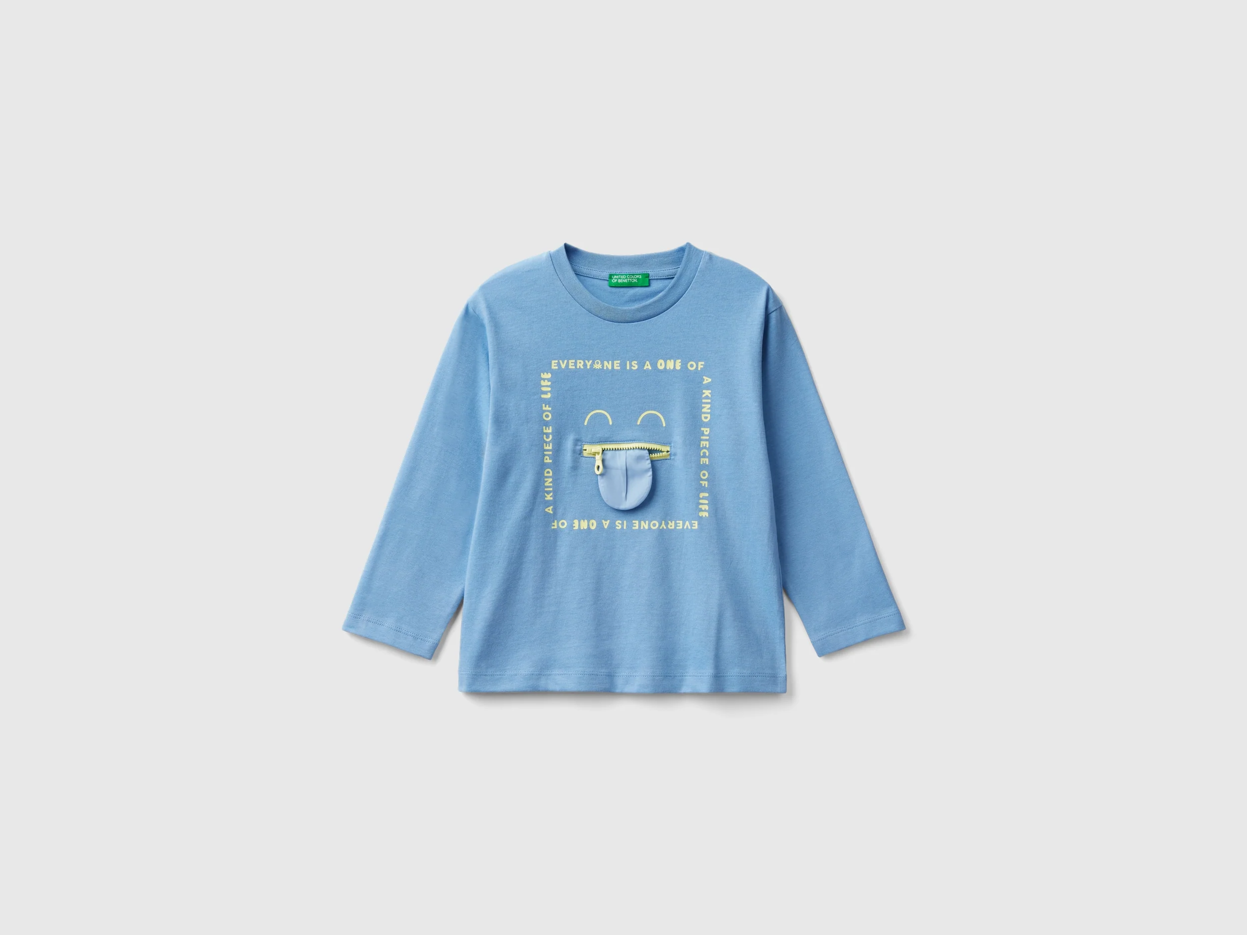 T-shirt con stampa e applicazione