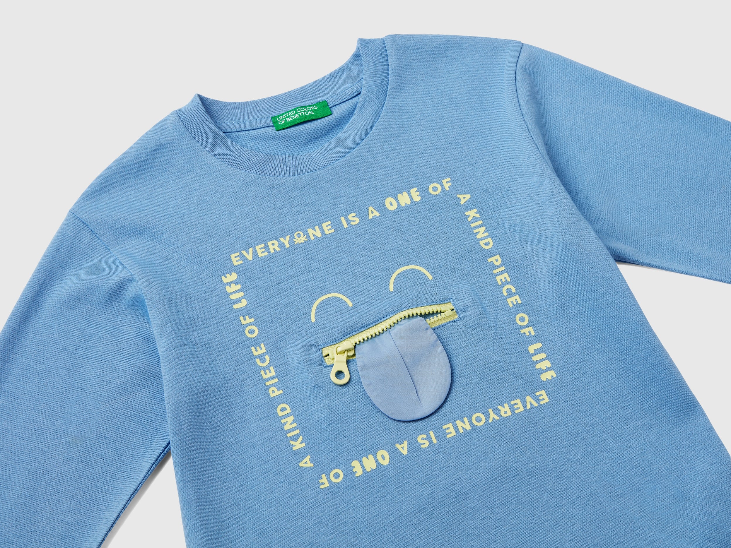 T-shirt con stampa e applicazione - Image 3