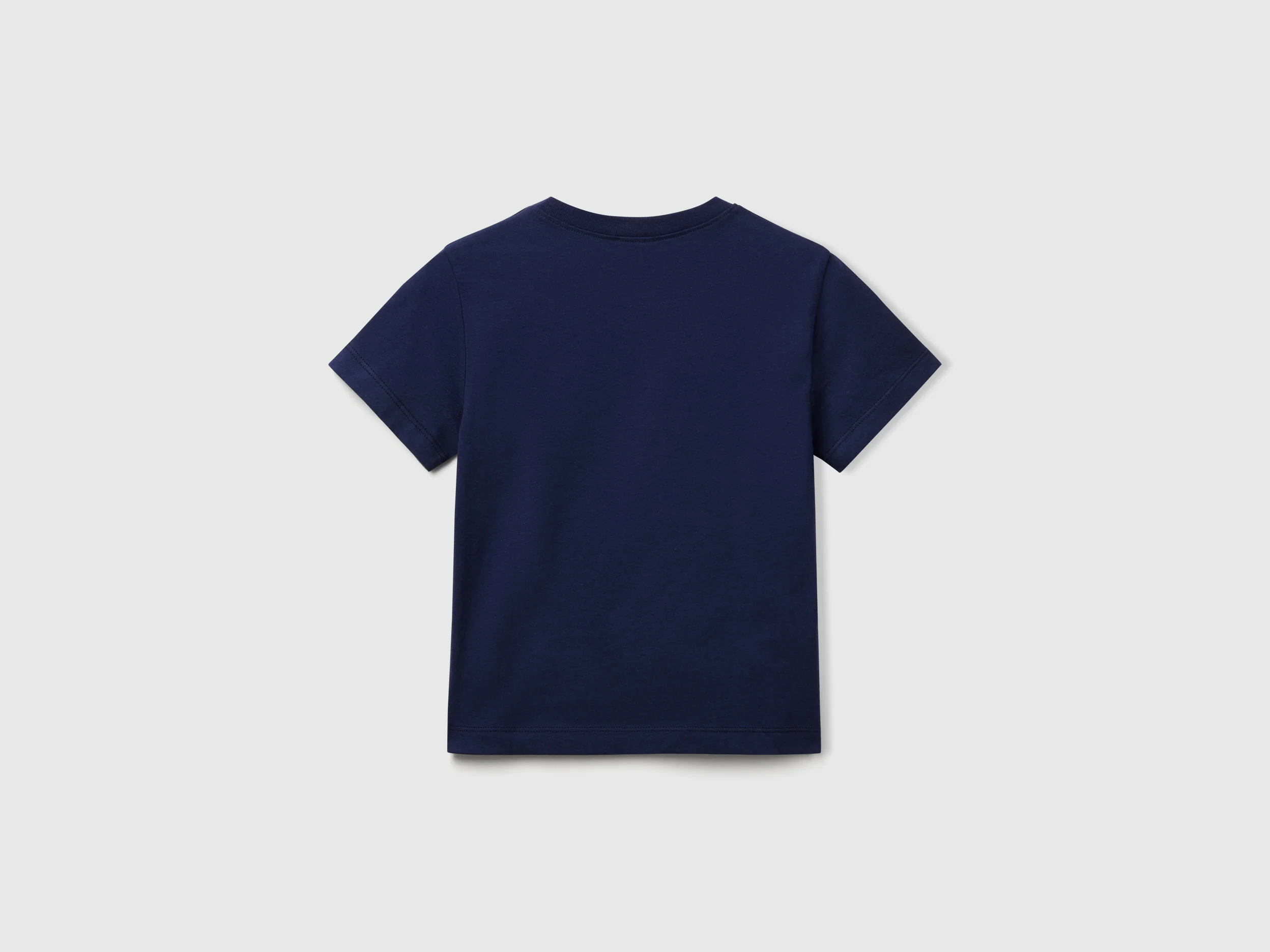 T-shirt con stampa e applicazione - Image 2