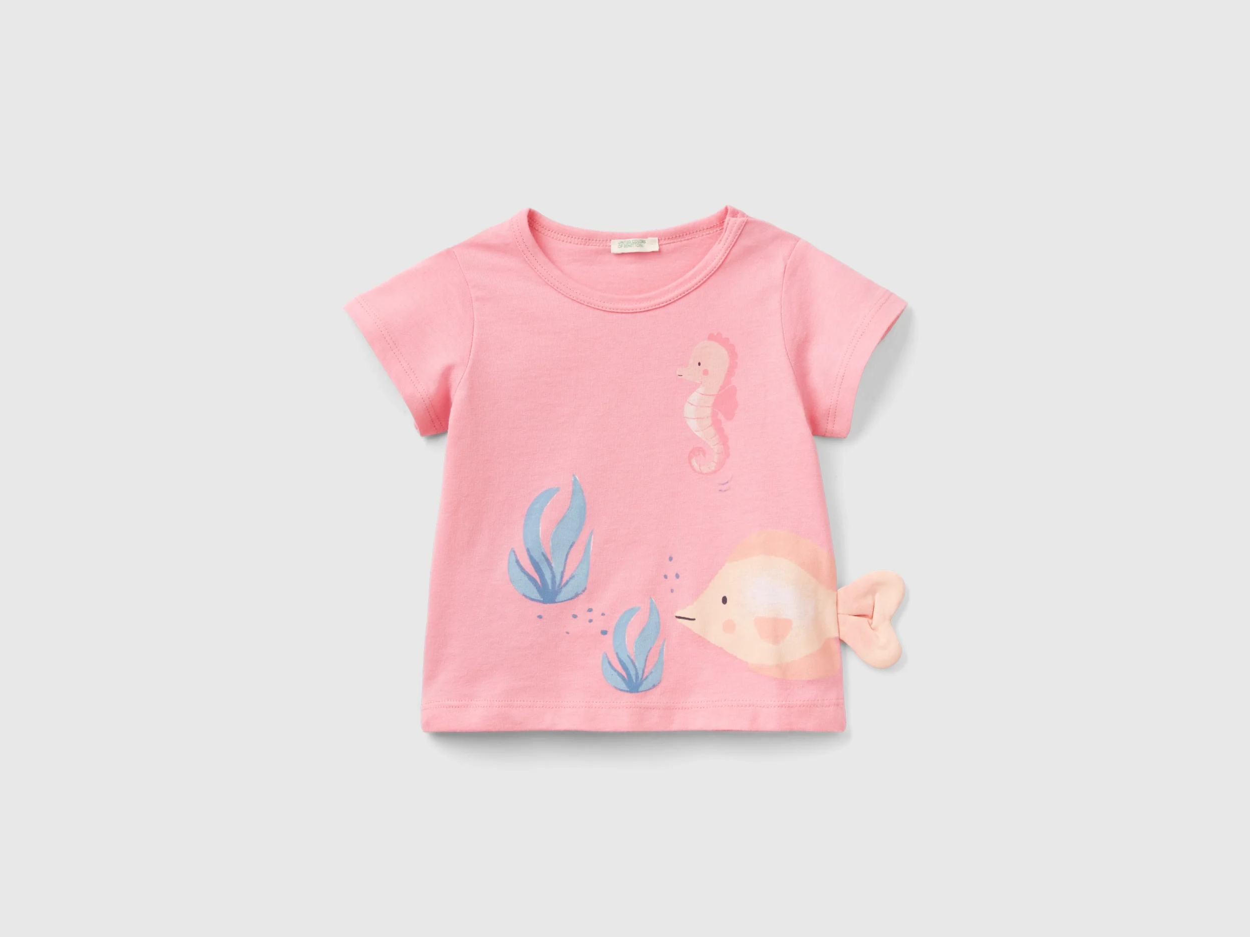 T-shirt con stampa e patch