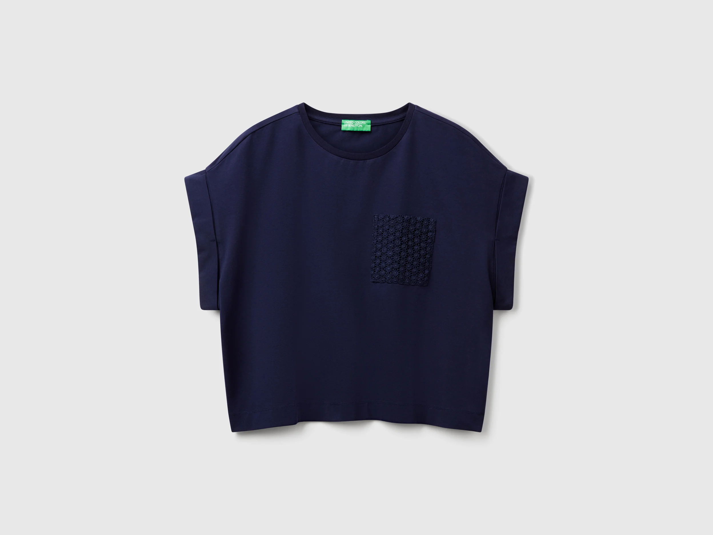T-shirt con taschino macramè