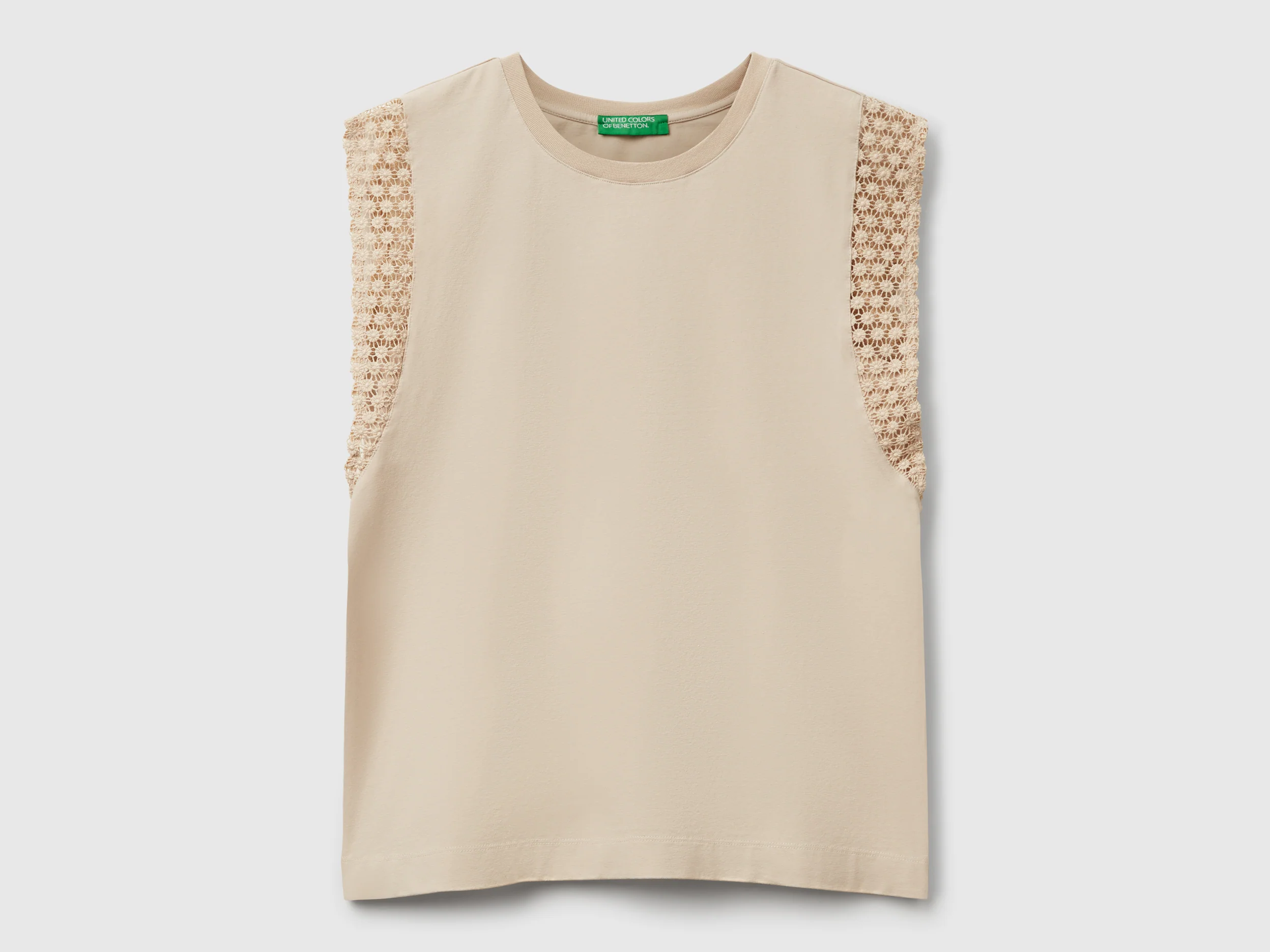 Top smanicato con macramè